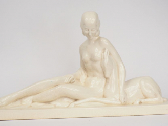 Vente aux enchères LEMANCEAU. "Elégante à la biche". Sculpture en céramique blanche craqu