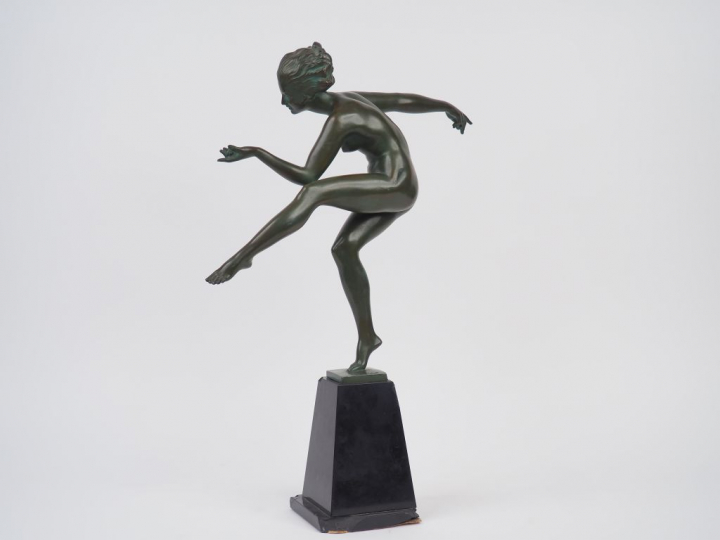 DERENNE. "Danseuse". Sculpture en bronze à patine verte. Signée. Socle