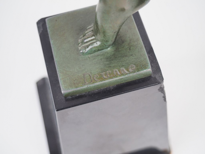 DERENNE. "Danseuse". Sculpture en bronze à patine verte. Signée. Socle