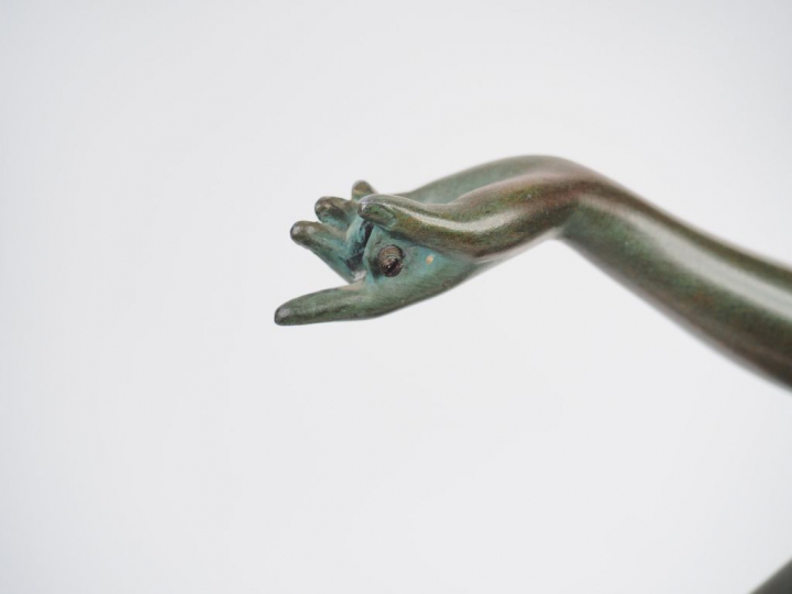 DERENNE. "Danseuse". Sculpture en bronze à patine verte. Signée. Socle