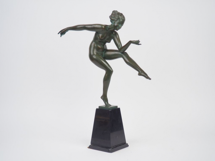 DERENNE. "Danseuse". Sculpture en bronze à patine verte. Signée. Socle