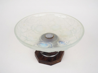 Vente aux enchères ETLING France. Coupe sur pied Art Déco en verre, métal et bois sculpté