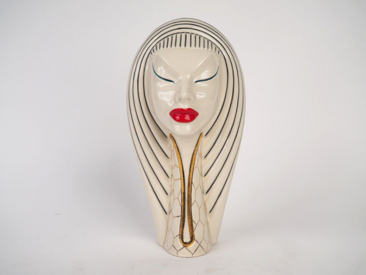 Bouteille Art Déco en porcelaine polychrome en forme d'égyptienne. Dim