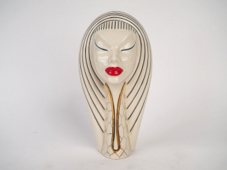 Vente aux enchères Bouteille Art Déco en porcelaine polychrome en forme d'égyptienne. Dim