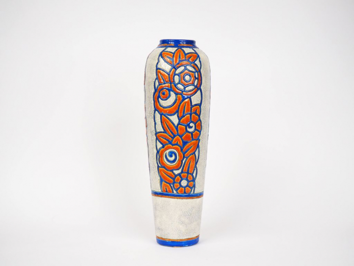 BOCH LA LOUVIERE. Vase Art Déco en faïence blanc craquelé, à décor de 