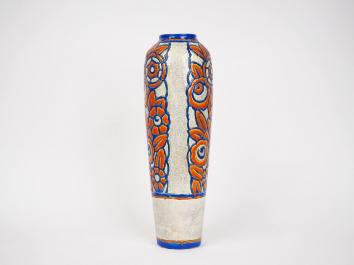 BOCH LA LOUVIERE. Vase Art Déco en faïence blanc craquelé, à décor de 