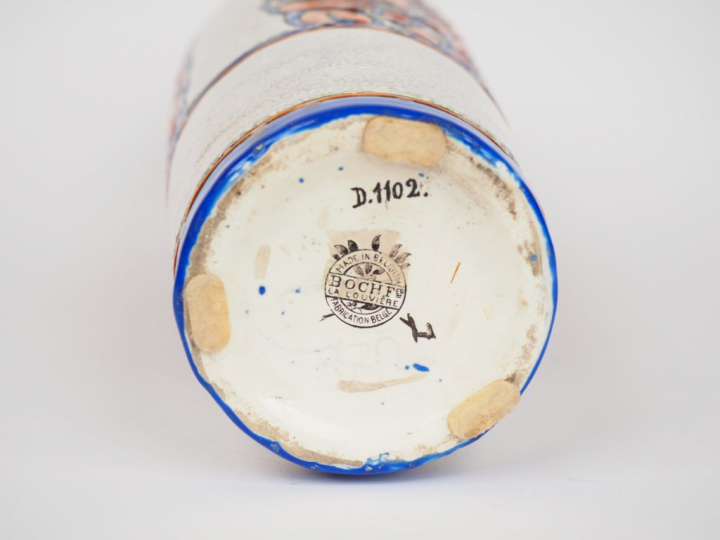 BOCH LA LOUVIERE. Vase Art Déco en faïence blanc craquelé, à décor de 