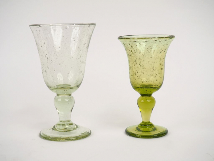 BIOT. Partie de service de verres en verre bullé vert. Comprenant : - 