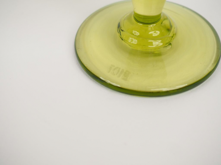 BIOT. Partie de service de verres en verre bullé vert. Comprenant : - 