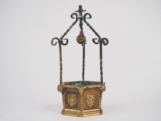 Vente aux enchères M. LE VERRIER. Cendrier en forme de puits. Signé. Dim: 18,5 x 8,5 cm.