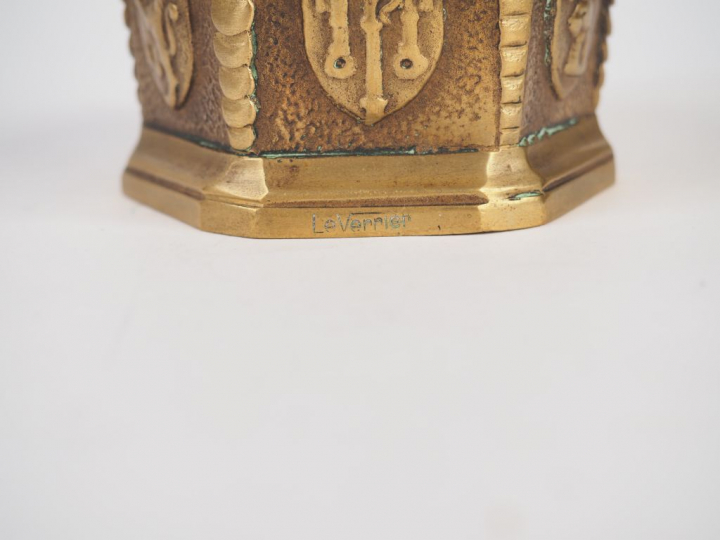 M. LE VERRIER. Cendrier en forme de puits. Signé. Dim: 18,5 x 8,5 cm.