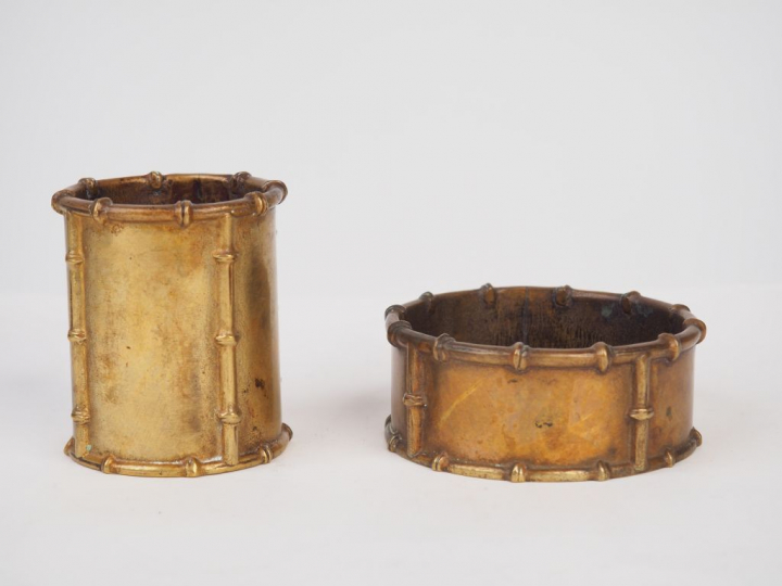 M. LE VERRIER. 2 vide-poches en bronze en forme de paniers en bambou. 