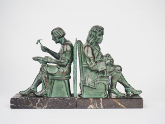 Vente aux enchères M. LE VERRIER. Paire de serre-livres en régule à patine verte figurant