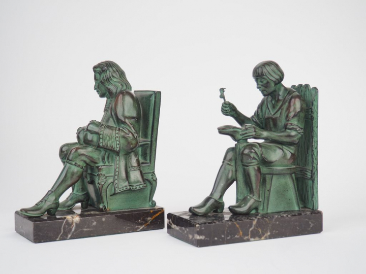 M. LE VERRIER. Paire de serre-livres en régule à patine verte figurant
