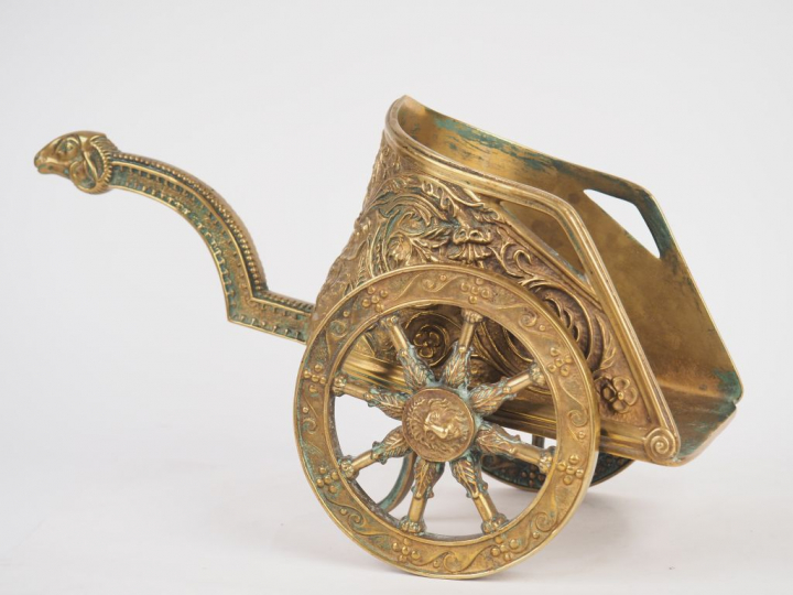 M. LE VERRIER. "Char antique". Sculpture en bronze. Signée. Dim: 23 x 