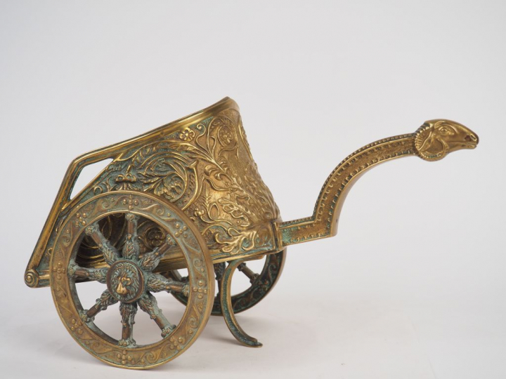 M. LE VERRIER. "Char antique". Sculpture en bronze. Signée. Dim: 23 x 