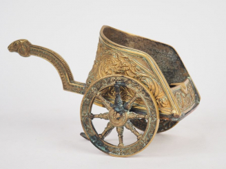 Vente aux enchères M. LE VERRIER. "Petit char antique". Sujet en bronze. Signé. Dim: 12,5