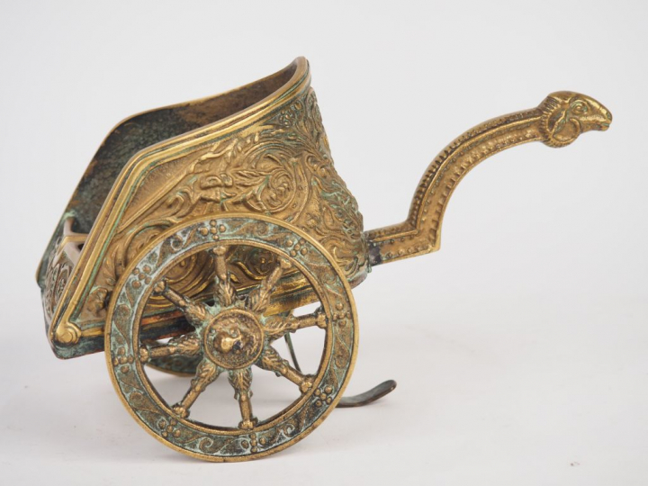 M. LE VERRIER. "Petit char antique". Sujet en bronze. Signé. Dim: 12,5