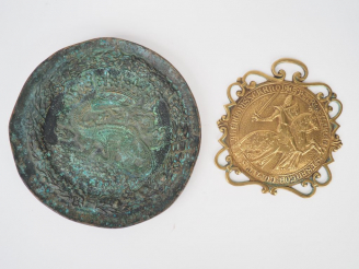 Vente aux enchères M. LE VERRIER. Plateau en bronze aux armes de François Ier.  Signé. Di