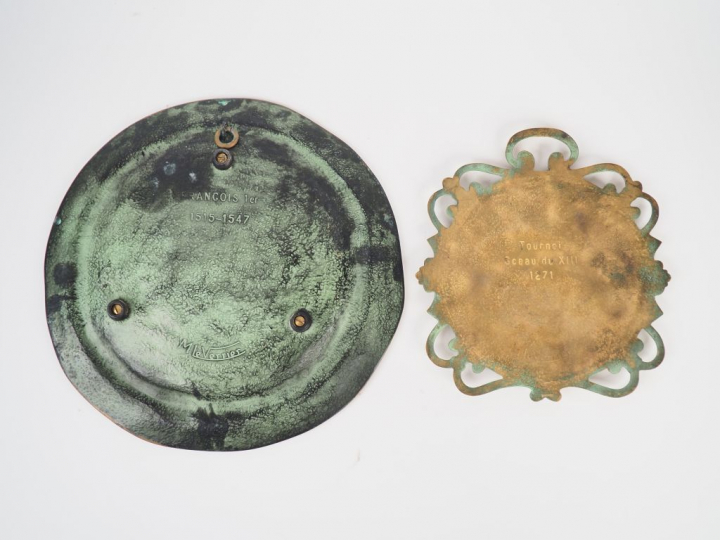 M. LE VERRIER. Plateau en bronze aux armes de François Ier.  Signé. Di