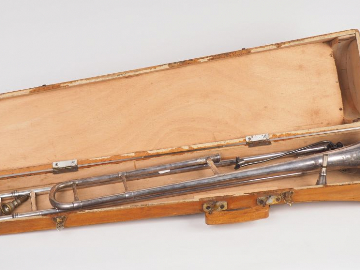 Antoine COURTOIS. Trombonne à coulisse en argent. Signé Antoine Courto