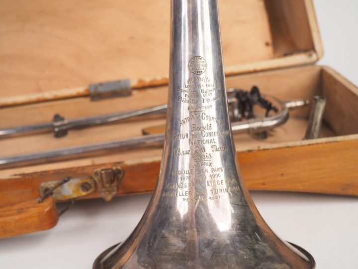 Antoine COURTOIS. Trombonne à coulisse en argent. Signé Antoine Courto