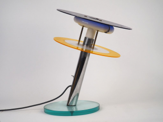 Vente aux enchères Lampe Design.  H. 41,5 cm.