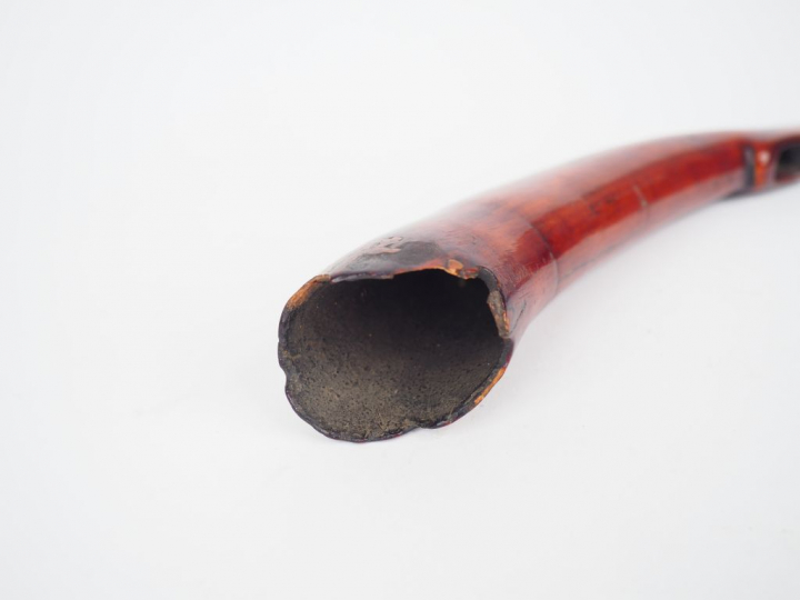 Olifant Tsogho, Gabon fin XIXème. Ivoire à patine brune nuancée rouge.