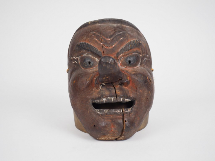 Masque de Gigaku en bois naturel patiné, figuré souriant, le bouche ou