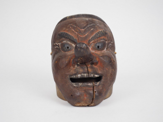 Vente aux enchères Masque de Gigaku en bois naturel patiné, figuré souriant, le bouche ou