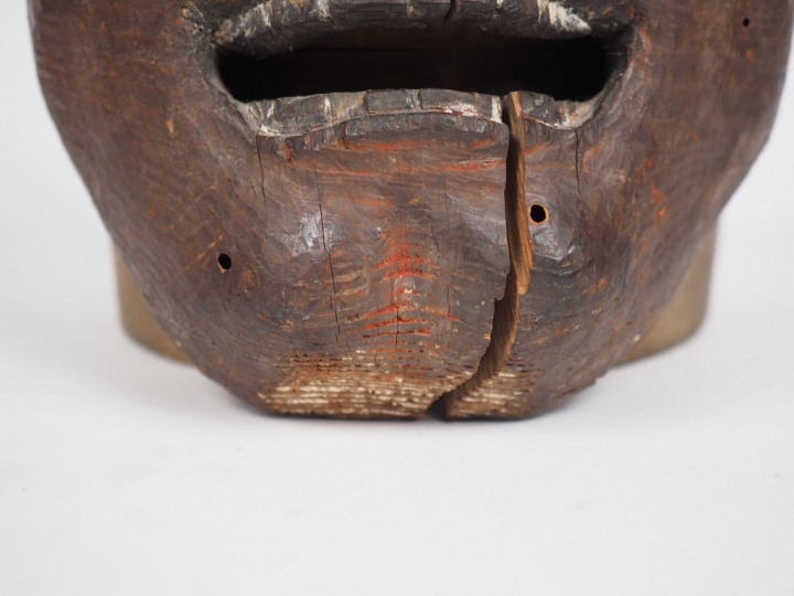 Masque de Gigaku en bois naturel patiné, figuré souriant, le bouche ou