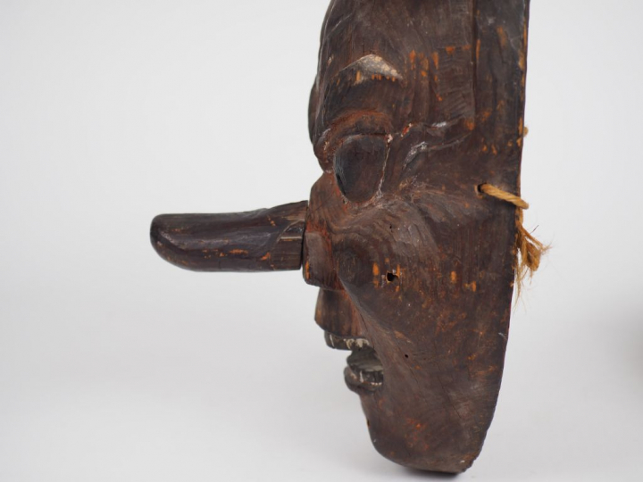 Masque de Gigaku en bois naturel patiné, figuré souriant, le bouche ou