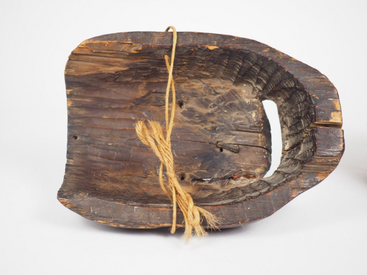 Masque de Gigaku en bois naturel patiné, figuré souriant, le bouche ou