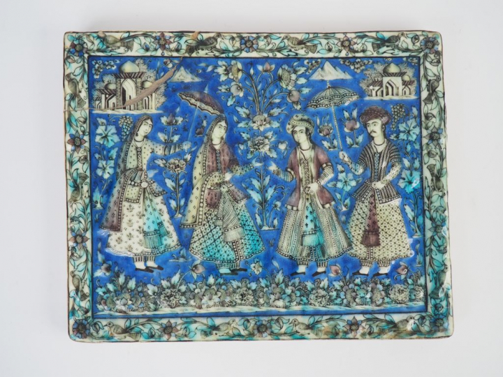 Plaque en faïence persanne époque Kadjar, à décor de quatre personnage