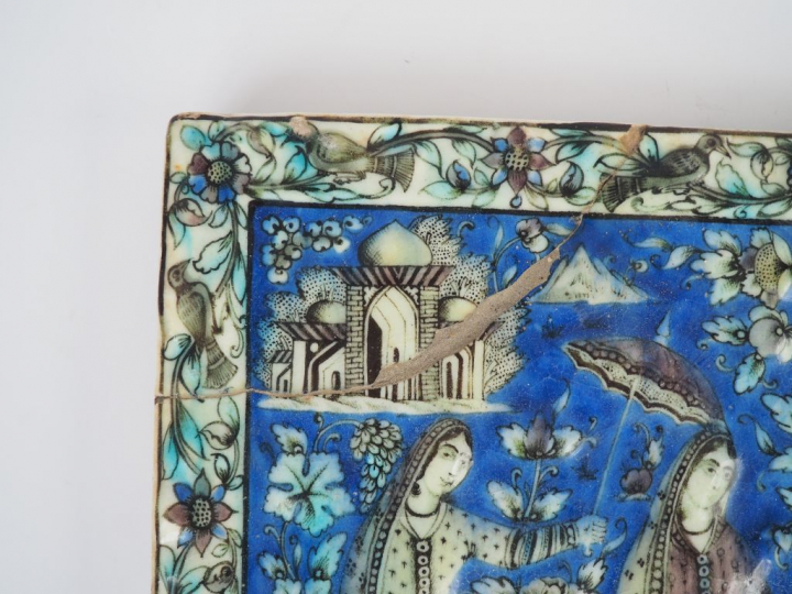 Plaque en faïence persanne époque Kadjar, à décor de quatre personnage