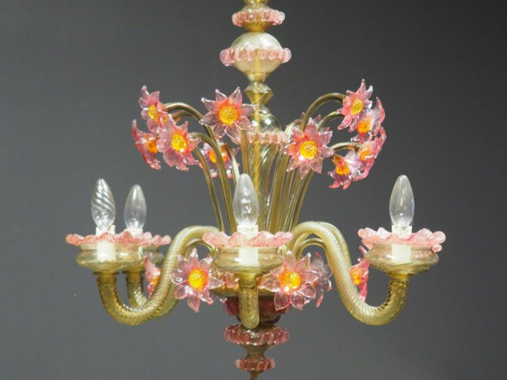 Lustre en verre polychrome de Venise, éclairant à 6 lumières. Dim. 67 