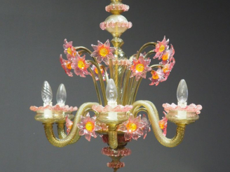 Vente aux enchères Lustre en verre polychrome de Venise, éclairant à 6 lumières. Dim. 67 