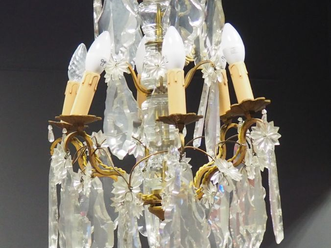 Lustre à pampilles en cristal, éclairant à 8 lumières.