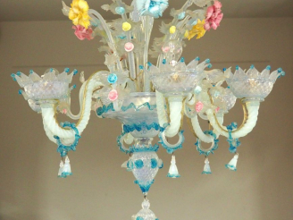 Vente aux enchères Lustre en verre polychrome de Venise, éclairant à 6 lumières. Dim: 93 