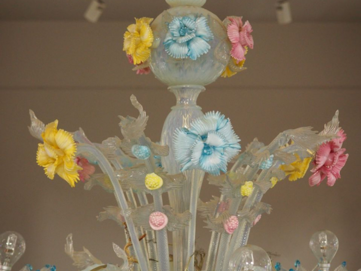 Lustre en verre polychrome de Venise, éclairant à 6 lumières. Dim: 93 