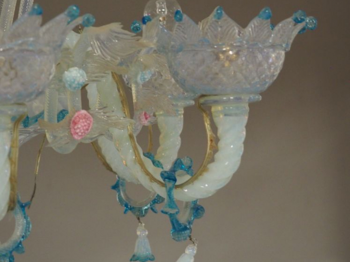 Lustre en verre polychrome de Venise, éclairant à 6 lumières. Dim: 93 