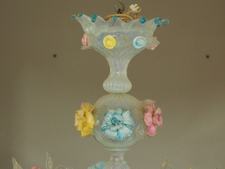 Lustre en verre polychrome de Venise, éclairant à 6 lumières. Dim: 93 