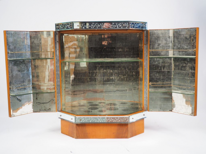 Bar 1940 en verre de Venise gravé à décor de fleurettes, ouvrant à deu