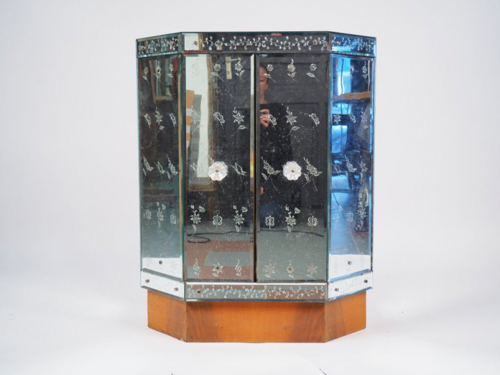 Bar 1940 en verre de Venise gravé à décor de fleurettes, ouvrant à deu