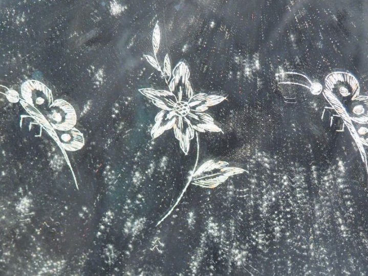 Bar 1940 en verre de Venise gravé à décor de fleurettes, ouvrant à deu