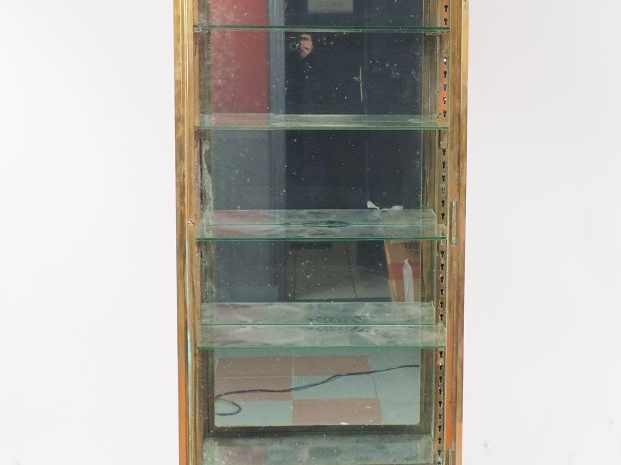 Vitrine de style Louis XVI en bronze verre et laiton, intérieur à six 
