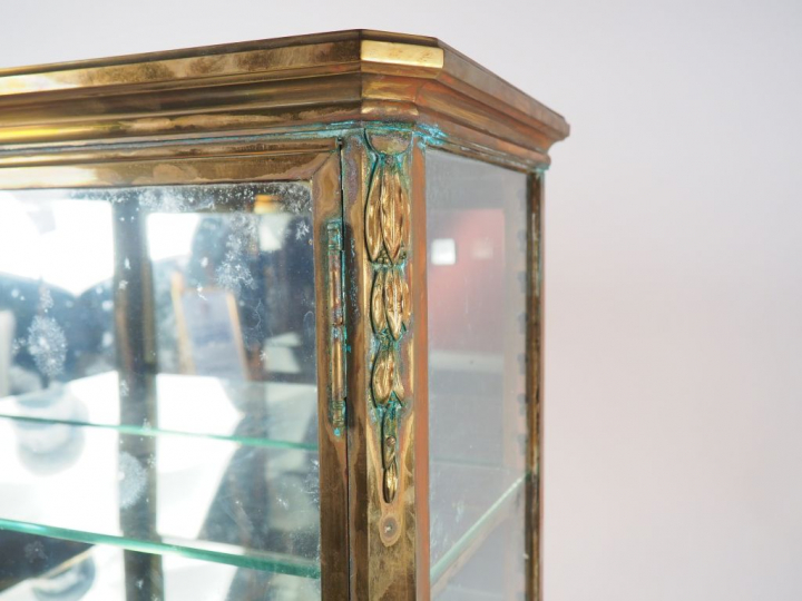 Vitrine de style Louis XVI en bronze verre et laiton, intérieur à six 