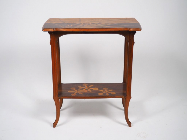 GALLE. Desserte à deux plateaux en marqueterie à décor de roseaux et d