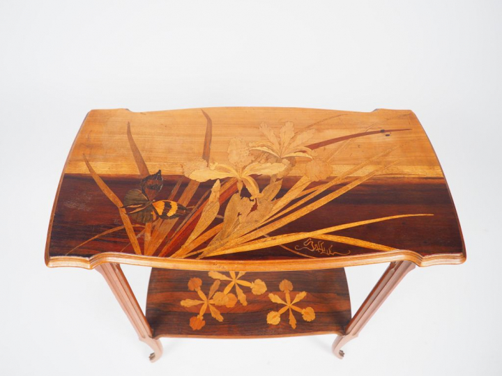 GALLE. Desserte à deux plateaux en marqueterie à décor de roseaux et d