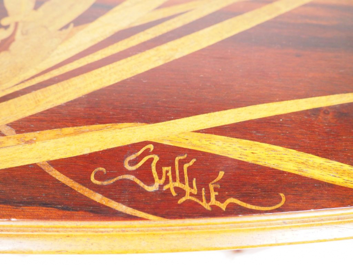 GALLE. Desserte à deux plateaux en marqueterie à décor de roseaux et d